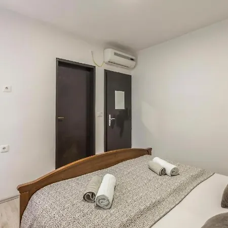 Hvar Bayfront Apartment